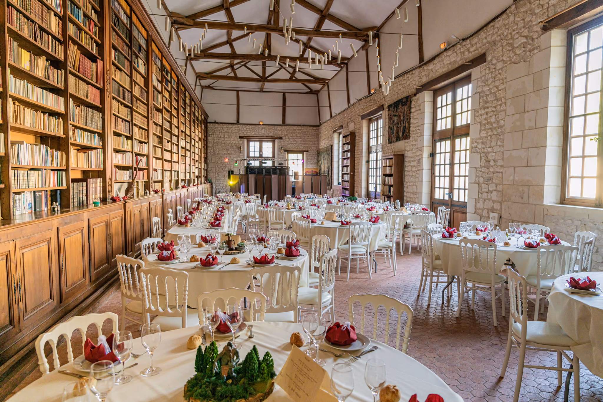 Salle de réception aux 18 000 livres dressée pour un banquet sous une suspension de bougies