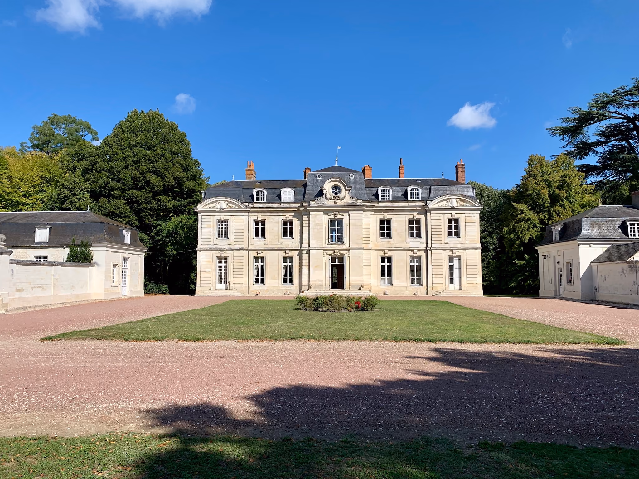 Façade XVIIIe en pierre de taille du château vue de face depuis la cour d'honneur